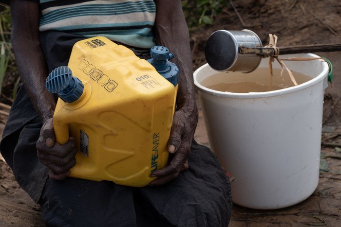 乐施会向灾民派发家用滤水器，过滤后的水可安全饮用。